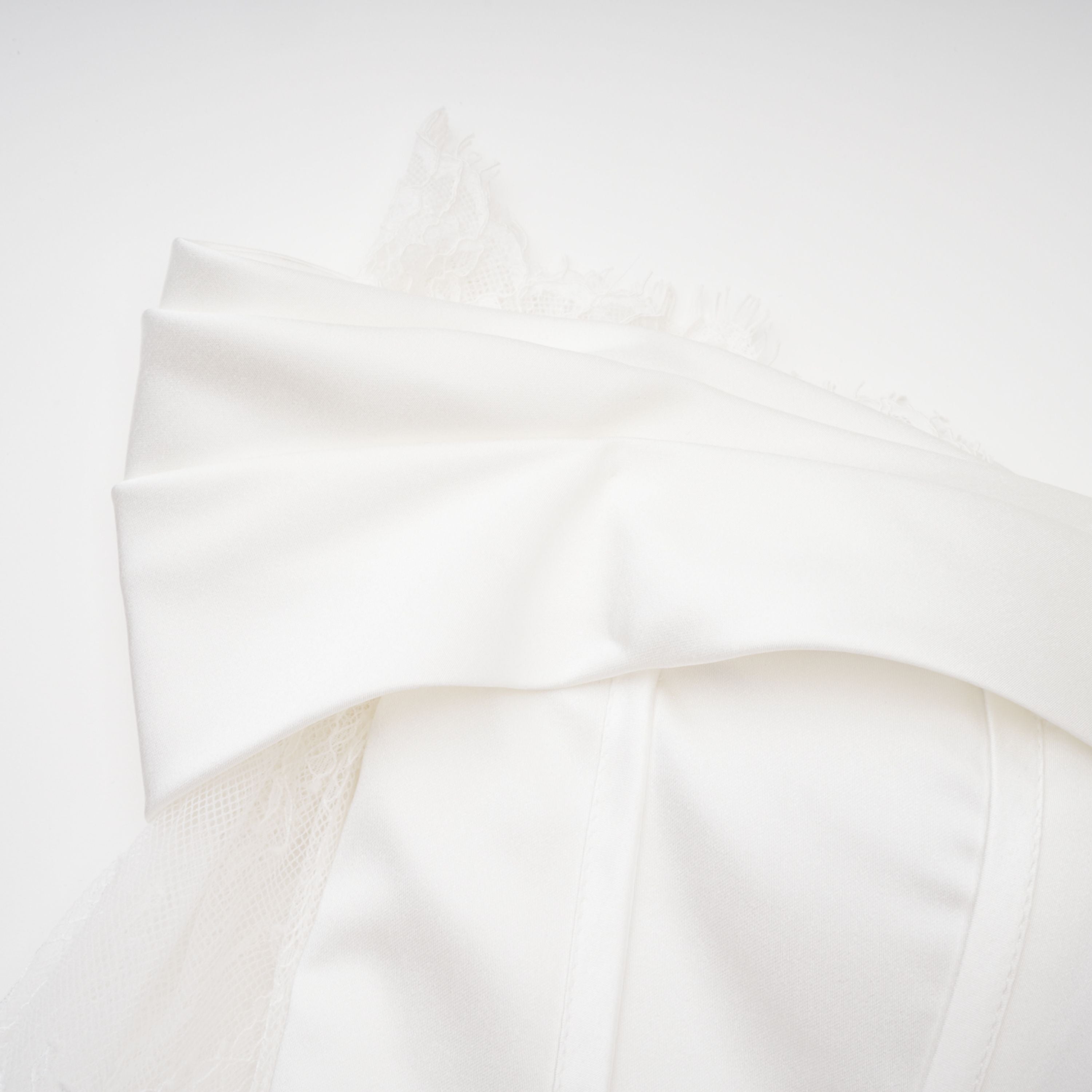 Víctor White Off-Shoulder Lace Panel Maxi Dress (Final Sale-US Only)