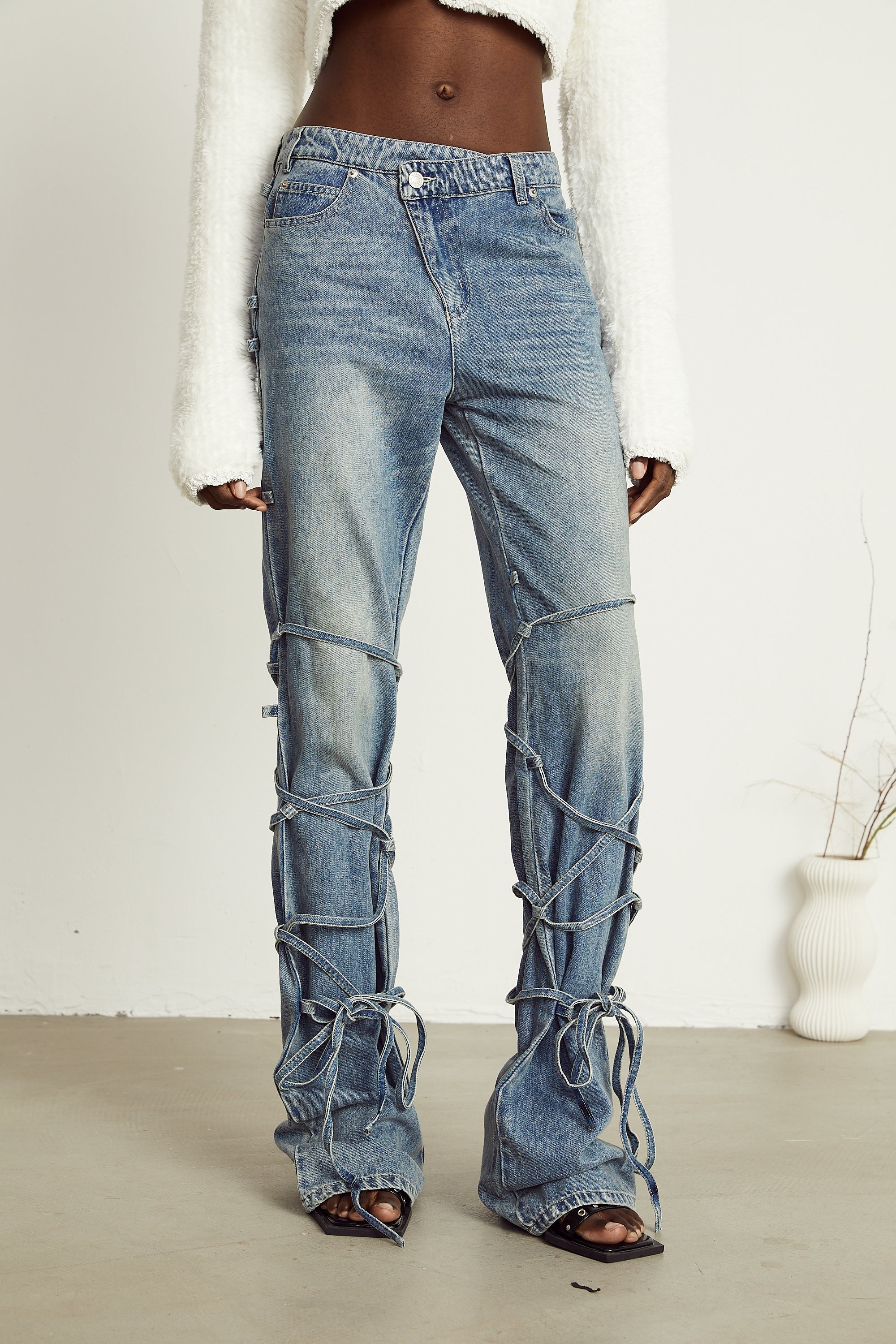 Géraldine strap-detail jeans (Final Sale)